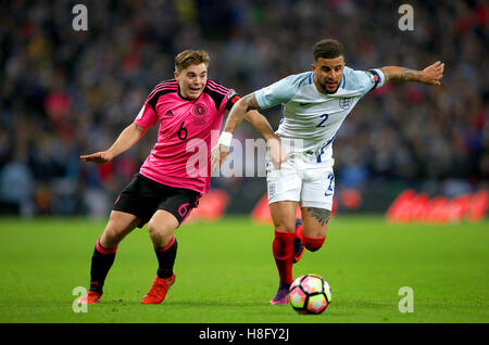 Scotland's James Forrest (à gauche) et l'Angleterre, Kyle Walker bataille pour la balle durant la Coupe du Monde 2018, Groupe F match de qualification au stade de Wembley, Londres. Banque D'Images