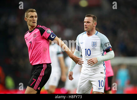 Ecosse de Darren Fletcher (à gauche) détient au large de l'Angleterre de Wayne Rooney durant la Coupe du Monde 2018, Groupe F match de qualification au stade de Wembley, Londres. Banque D'Images