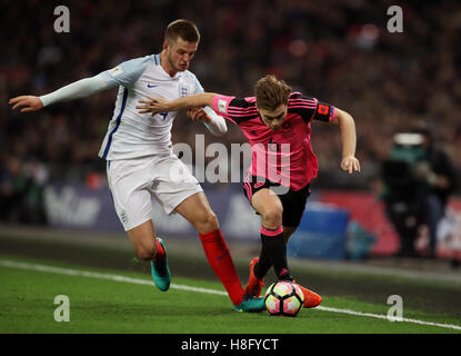 L'Angleterre Eric Dier (à gauche) et l'Ecosse de James Forrest bataille pour la balle durant la Coupe du Monde 2018, Groupe F match de qualification au stade de Wembley, Londres. Banque D'Images