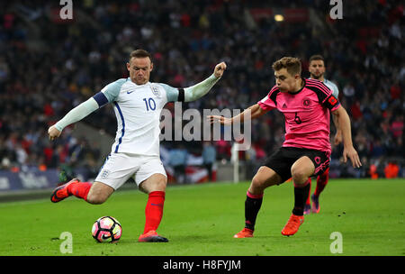 Wayne Rooney l'Angleterre (à gauche) et l'Ecosse de James Forrest bataille pour la balle durant la Coupe du Monde 2018, Groupe F match de qualification au stade de Wembley, Londres. Banque D'Images