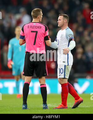 Ecosse de Darren Fletcher (à gauche) et l'Angleterre, Wayne Rooney se serrer la main après le coup de sifflet final de la Coupe du Monde 2018, Groupe F match de qualification au stade de Wembley, Londres. Banque D'Images