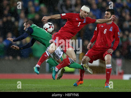 L'Irlande du Nord Niall McGinn (à gauche) batailles pour la balle avec l'Azerbaïdjan Maksim Medvedev (centre) et Badavi Huseynov (à droite) lors de la Coupe du Monde FIFA 2018, de qualification Groupe C match à Windsor Park, Belfast. Banque D'Images