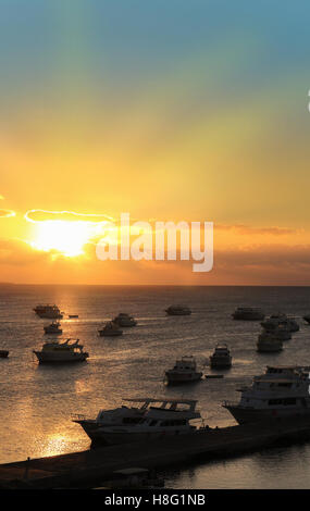 Boats docked in Hurghada Égypte pendant le coucher du soleil sur la Mer Rouge Banque D'Images