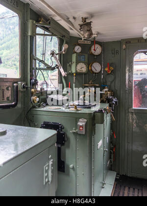 Intérieur d'une locomotive électrique suisse vintage être 4/6, construite en 1921 par SLM et BBC, exploité par les CFF, les chemins de fer fédéraux suisses. Banque D'Images