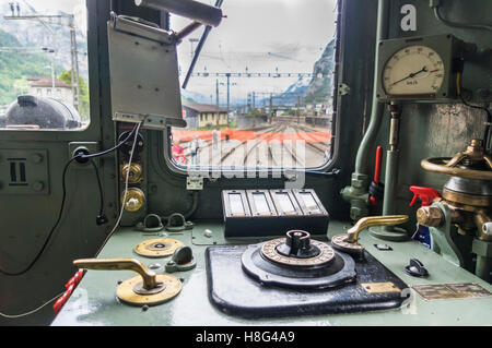 Vue du siège conducteur d'une locomotive électrique suisse vintage être 4/6, construite en 1921 par SLM et BBC, exploité par les CFF, les chemins de fer fédéraux suisses. Banque D'Images