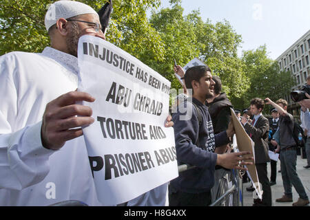 Siddharta Dhar (C) sur la photo à une manifestation devant l'ambassade américaine à Londres le 6 mai 2011. Banque D'Images