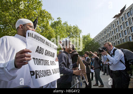 Siddharta Dhar (C) sur la photo à une manifestation devant l'ambassade américaine à Londres le 6 mai 2011. Banque D'Images