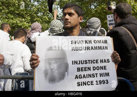 Siddharta Dhar représenté à une manifestation devant l'ambassade américaine à Londres le 6 mai 2011. Banque D'Images