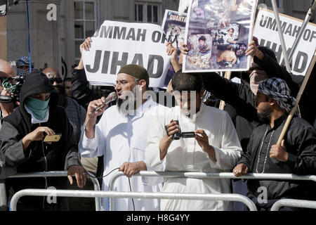 Anjem Choudary (au micro) & Siddharta Dhar (avec appareil photo) sur la photo à une manifestation devant l'ambassade américaine à Londres le 11 septembre, 2011. Banque D'Images