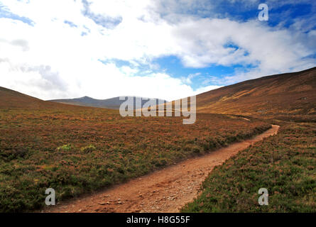 Une voie menant de Glen Muick dans les collines et Lochnagar sur le Balmoral Estate près de Ballater, dans l'Aberdeenshire, Ecosse, Royaume-Uni, Europe. Banque D'Images