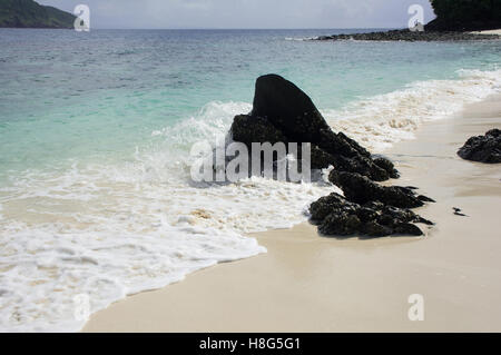 La côte de la mer Andaman avec le noir des roches et l'impact des vagues et du soleil à Phuket, Thaïlande Banque D'Images