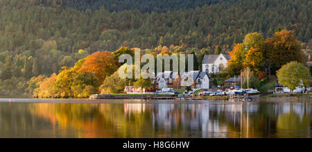 Le village de Kenmore, Perthshire, Écosse, est éclairé par la lumière du soleil couchant qui jette une réflexion spectaculaire Banque D'Images