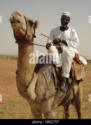 1er septembre 2005 un éleveur de chameaux sur son chameau, dans le désert, à environ 12 km à l'ouest de Musbat, dans le nord du Darfour, Soudan. Banque D'Images