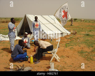 1er septembre 2005, une équipe du CICR à environ 12 km à l'ouest de Musbat, près de la frontière avec le Tchad dans le nord du Darfour, Soudan. Banque D'Images