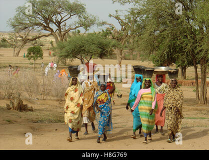 2 Septembre 2005 Les femmes réfugiés dans le Kassab IDP (personnes déplacées) camp près de Kutum, au nord du Darfour, Soudan. Banque D'Images