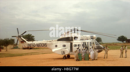 4 septembre 2005 UN Helog Autriche Aérospatiale SA 330J Puma hélicoptère sur le sol à Zalingei au Darfour, Soudan. Banque D'Images