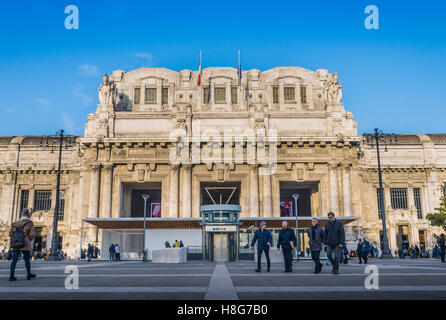 Des groupes de réfugiés en provenance des régions déchirées par la guerre se rassembler à la gare centrale de Milan en route vers d'autres parties de l'Europe Banque D'Images