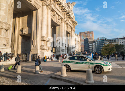 Des groupes de réfugiés en provenance des régions déchirées par la guerre se rassembler à la gare centrale de Milan en route vers d'autres parties de l'Europe Banque D'Images