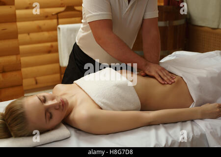 Au centre de spa. Massage Masseur girl's belly Banque D'Images