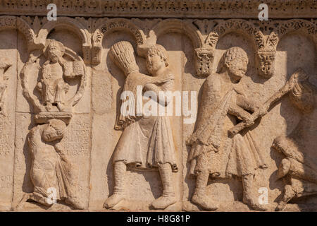 Sculptures sur la cathédrale de Modène à Modène, Italie. Le bâtiment date du 11ème siècle et est de style roman. Banque D'Images