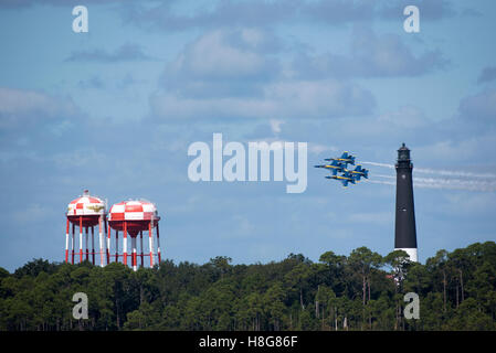 Pensacola Florida USA - avions militaires volant en formation sur Pensacola phare et vu de l'île de Santa Rosa Banque D'Images