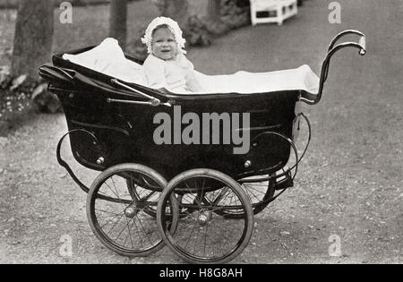 La princesse Elizabeth comme bébé, à Saint-Paul Walden Bury, St-Paul Walden, Hertfordshire, Angleterre, demeure de la famille Bowes-Lyon. Princesse Elizabeth future Elizabeth II, 1926 - 2022. Reine du Royaume-Uni, du Canada, de l'Australie et de la Nouvelle-Zélande. Banque D'Images