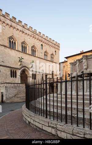 Palazzo dei Priori et la Fontana Maggiore à Pérouse, en Italie. Banque D'Images