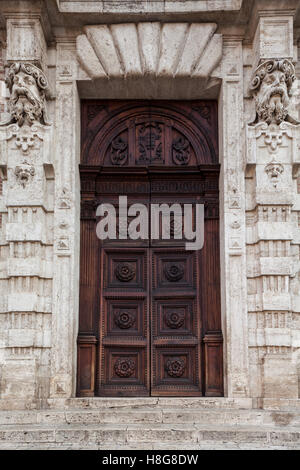 L'entrée principale de la cathédrale de Pérouse, Ombrie. La Cathédrale de San Lorenzo est le principal édifice religieux de Pérouse. Banque D'Images