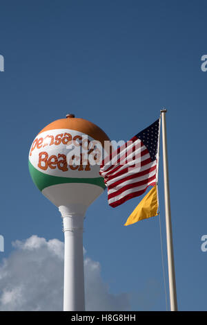 Pensacola Beach Floride USA - ballon géant et drapeau américain sur le front de mer de cette station balnéaire populaire Banque D'Images