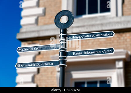 Panneau métallique avec quatre signes vers différentes destinations à Londres Banque D'Images