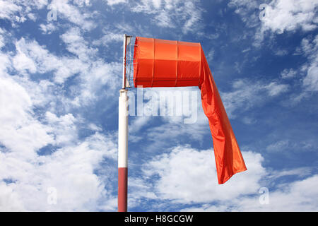 Manche à vent d'équipement vérifier le vent souffler dans la journée direction sur fond de ciel bleu. Banque D'Images