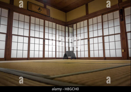 Chambre traditionnelle japonaise avec tatamis au sol et portes coulissantes shoji écran. Banque D'Images