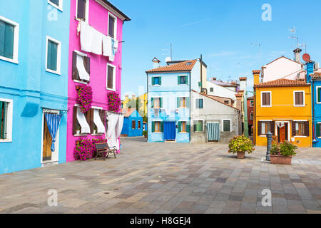 Place pittoresque avec ses maisons colorées sur l'île de Burano (Venise, Italie) Banque D'Images