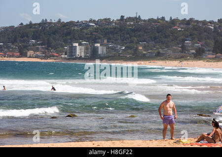 Narrabeen beach de Sydney, l'une des plages du nord avec lagoon et zone de réserve aquatique, Sydney, Australie Banque D'Images