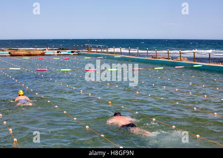 Nageurs dans Narrabeen Beach rockpool piscine océanique à Sydney, l'une des plages du nord avec lagon et réserve aquatique, Sydney, Nouvelle-Galles du Sud, Australie Banque D'Images