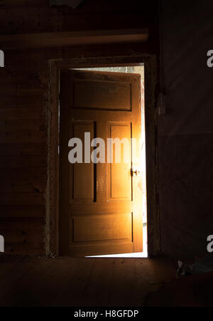 Atmospheric brown porte ouverte avec la lumière qui brillait à travers elle Banque D'Images