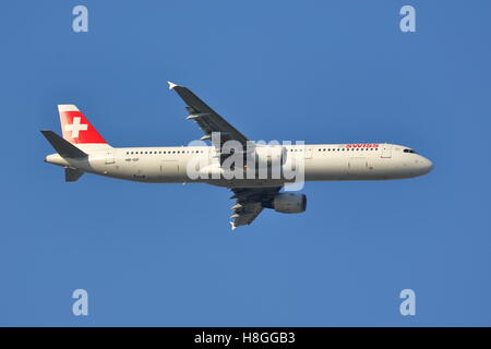 Swiss International Airlines Airbus A321-111 HB-FEI, au départ de l'aéroport Heathrow de Londres Banque D'Images