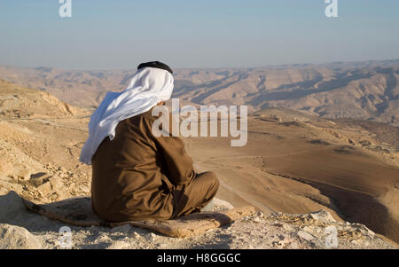 Un homme senior profitez de la vue spectaculaire de la montagne de Wadi Al Hasa de Tafilah Province Banque D'Images