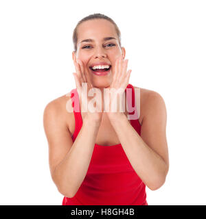 Jeune femme disant quelque chose avec les mains autour de sa bouche ouverte, isolated on white Banque D'Images