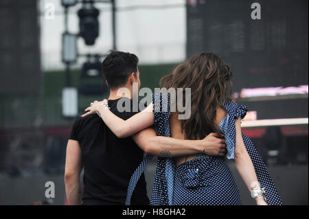 Joe Jonas et DNCE effectuer avec Hailee Steinfeld à 102.7 KIIS FM's Wango Tango 2016 au StubHub Center le 14 mai 2016 à Carson, Californie. Banque D'Images