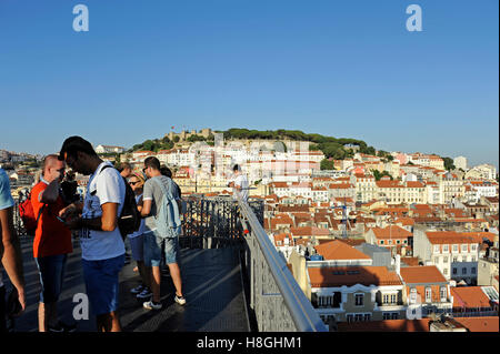 La Terrasse et promenade de Elevador de Santa Justa, nuit, ascenseur de Santa Justa, Baixa, Raoul Mesnier du Ponsart architecte, Lisbonne Banque D'Images