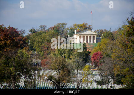 Couleurs d'automne contraste avec les pierres tombales blanches au cimetière national d'Arlington à Arlington, Virginie, 2016 Journée des anciens combattants. Banque D'Images