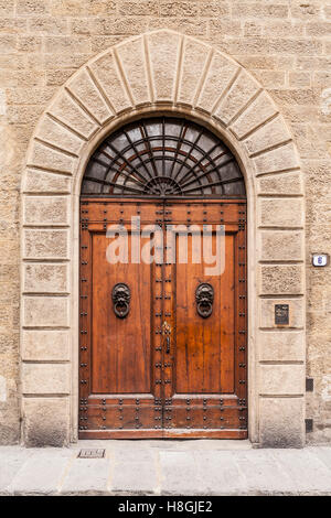 Une vieille porte en bois, à Florence, en Italie. Banque D'Images