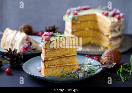 Gâteau de Noël en couches avec canneberges sucrées et romarin Banque D'Images