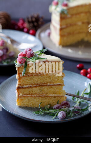 Gâteau de Noël en couches avec canneberges sucrées et romarin Banque D'Images