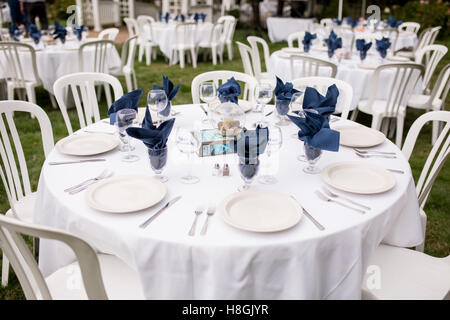 Table de mariage que décoré de fleurs et de bougies Banque D'Images