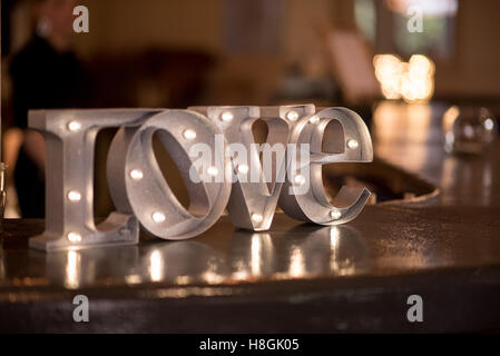 Lettre d'amour avec ampoule dans le coin de vintage Dark Room Banque D'Images