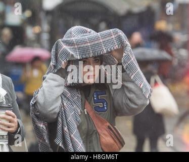 Wimbledon London,UK. 12 novembre 2016. Les piétons braver le froid jour de pluie dans le centre-ville de Wimbledon : Crédit amer ghazzal/Alamy Live News Banque D'Images