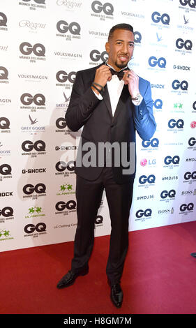 Berlin, Allemagne. 10 Nov, 2016. Jérôme Boateng arrive à la GQ Hommes de l'année 2016 Cérémonie de remise des prix à Berlin, Allemagne, 10 novembre 2016. Photo : JENS KALAENE/dpa/Alamy Live News Banque D'Images