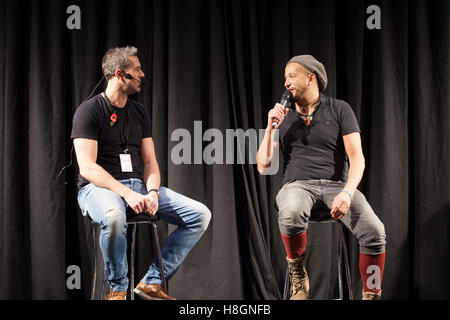 Birmingham, UK. 12 novembre, 2016. Classic Motor Show 2016 au NEC de Birmingham. Interview Ant Anstead Fuzz Townshend de SOS Voiture sur le Wheeler Dealer stage Crédit : Steven re/Alamy Live News Banque D'Images